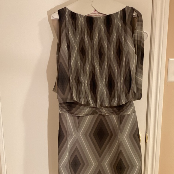 Stunning going out party dress with pleats and beautiful sleeves - Picture 2 of 4